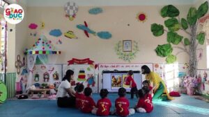 Kế chuyện ” Gà trống đi học ” trẻ 18-24 tháng