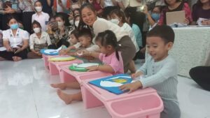 Tiết dạy thi giáo viên giỏi mầm non PTTC: Bóc, xé vỏ trứng Nhà trẻ